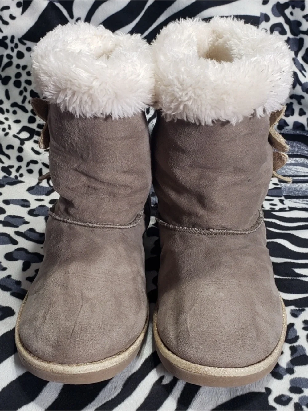 (0008) Girls: 3 Med Unbranded Faux Fur Boots- Y3